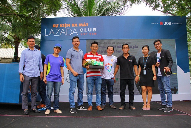 “Buôn có bạn, bán có phường” thời Thương mại điện tử - 2 Anh Trần Lâm (áo đỏ, giữa) được các thành viên tín nhiệm bầu chọn làm Nhà Lãnh Đạo Thành Phố của CLB Nhà bán hàng Lazada