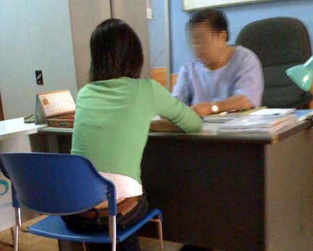 Ớn lạnh tình trạng phá thai ở Việt Nam - 2 Trung bình một phụ nữ Việt trải qua 2,5 lần phá thai trong độ tuổi sinh đẻ do thiếu kiến thức, thông tin về các biện pháp tránh thai phù hợp (Trong ảnh: Một ca thăm khám bỏ thai)