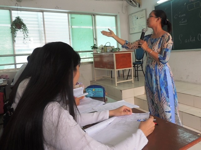 Vì sao TPHCM chưa xóa dạy thêm, học thêm trong nhà trường? - 2 Thành ủy TPHCM chỉ đạo nâng cao đời sống giáo viên trong lộ trình chấm dứt dạy thêm học thêm tràn lan