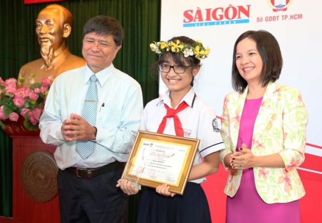 Ông Nguyễn Văn Hiếu, Phó GĐ Sở GD-ĐT TPHCM trao giải Nhất cho em Nguyễn Khánh Ly