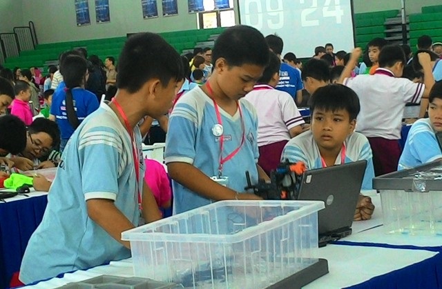 Học sinh TPHCM đua nhau “đọ sức” thi lắp ráp - 1 32 đội nhận các giải từ ngày hội Robothon 2016