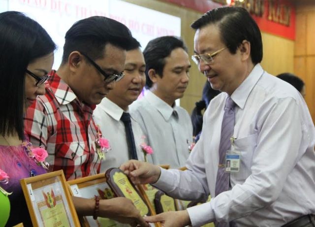 Vị thế người thầy nằm ở trái tim con trẻ - 2 Giám đốc Sở GD-ĐT Lê Hồng Sơn tuyên dương những giáo viên tiêu biểu trong buổi giao lưu