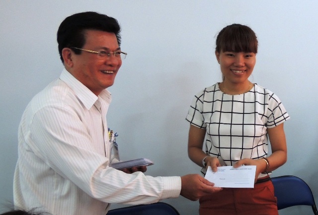 Nhiều giáo viên mầm non mất cả tuổi thanh xuân cho nghề - 3 Lãnh đạo quận Tân Bình, TPHCM trao phần quà trị giá 300.000 đồng cho các giáo viên, công nhân viên đang làm việc trong trường học