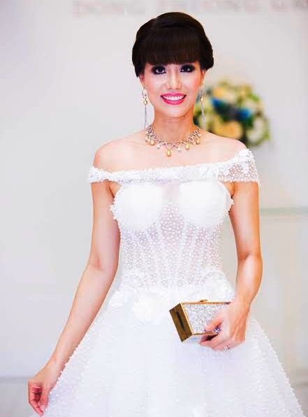 Á hậu Băng Châu rạng ngời trong trang sức ngọc trai và bộ trang phục trắng lộng lẫy, tinh khôi..