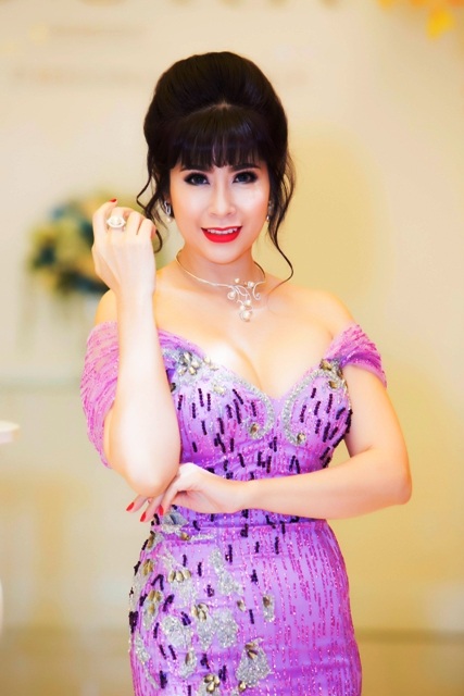 Quý bà Hoa Tâm - Giám đốc điều hành Mạng Lưới Nữ Lãnh Đạo Quốc Tế tại Việt Nam diện bộ trang sức ngọc trai trị giá hơn 200 triệu đồng của Hoàng Gia Pearl.