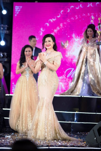 Á hoàng 1 Quyền Năng Phái Đẹp 2016 Lê Thị Lộc tạo ấn tượng nổi bật trên sân khấu với bộ trang sức ngọc trai biển South Sea trắng.