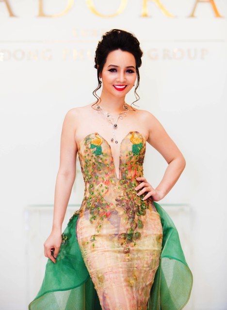 Diễn viên điện ảnh, doanh nhân Mai Thu Huyền thật tinh tế khi chọn cho mình bộ trang sức ngọc trai đen Tahiti ánh xanh huyền bí. Ngọc trai đen luôn có một sức hút kỳ lạ so với các loại trang sức khác.