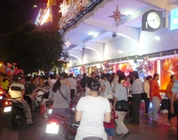 Cảnh biển người chen chúc đêm Noel tiềm ẩn rất nhiều nguy cơ thiếu an toàn cho các bạn trẻ