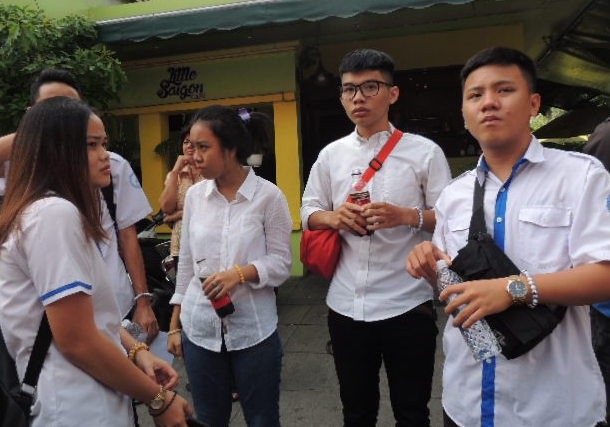 Đề Ngữ văn THPT quốc gia 2018: Người khen hay, người thấy... "khiếp"! - 2 Học sinh tại TPHCM sau giờ thi môn Văn sáng nay
