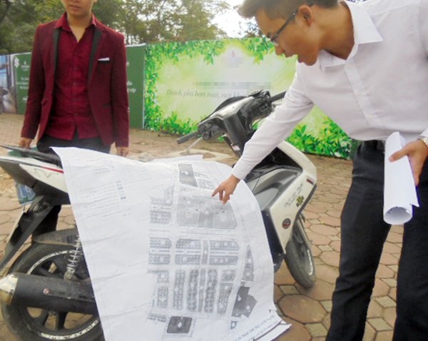 Đi xe bốn bánh, sơ mi láng cóng, tháng không kiếm nổi 5 triệu đồng - 2 Bán nhà ở vỉa hè (Ảnh:Tuấn Linh)