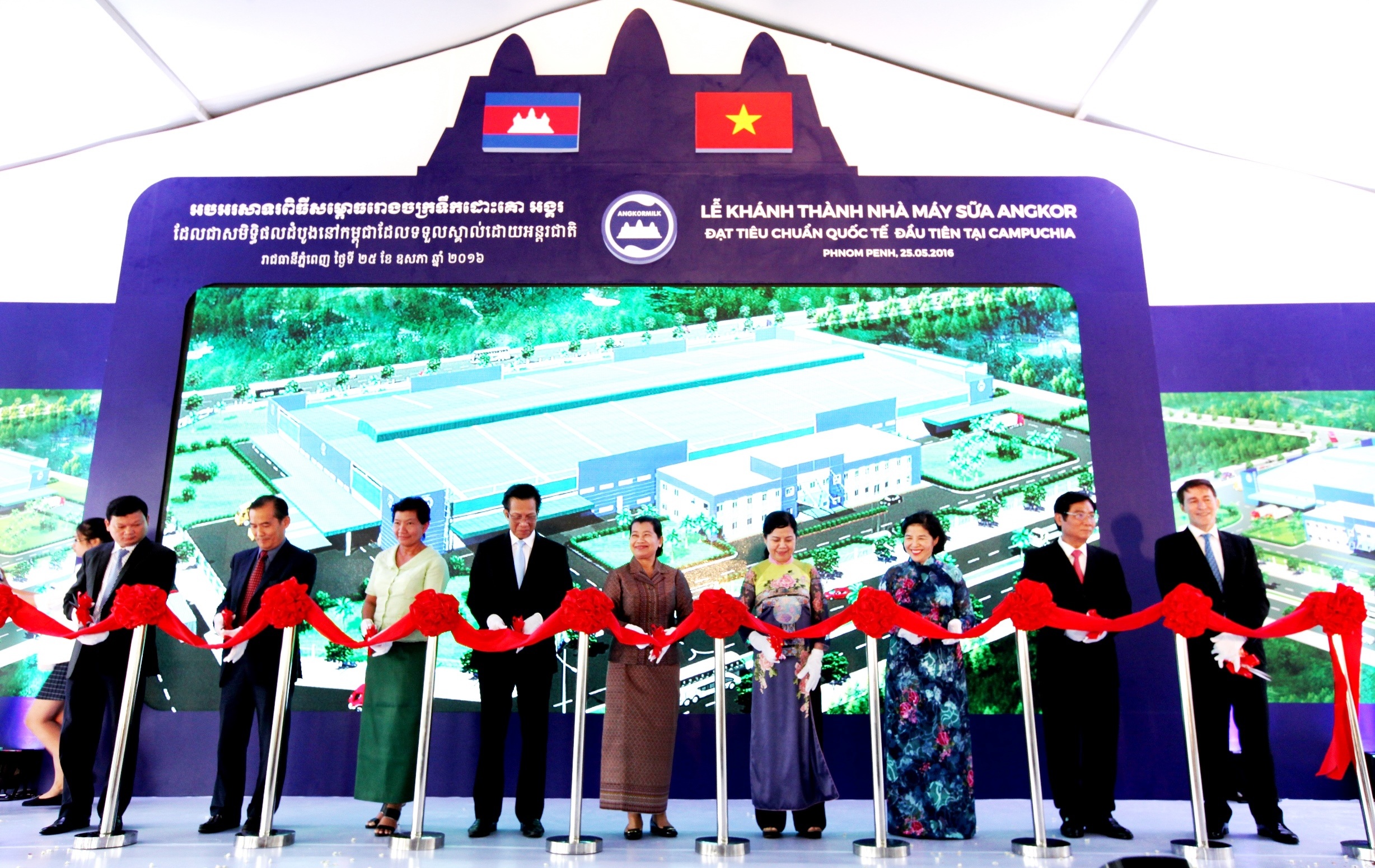 Vinamilk vừa khánh thành nhà máy sữa Angkor Milk 23 triệu USD tại Campuchia tháng 5 vừa qua, đây là nhà máy sản xuất sữa đầu tiên tại xứ sở chùa tháp.