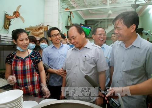 Phở bình dân, cà phê đá Sài Gòn “được lòng” Thủ tướng Nguyễn Xuân Phúc - 3
Thủ tướng tìm hiểu về quy trình nấu phở tại quán (Ảnh TTXVN)