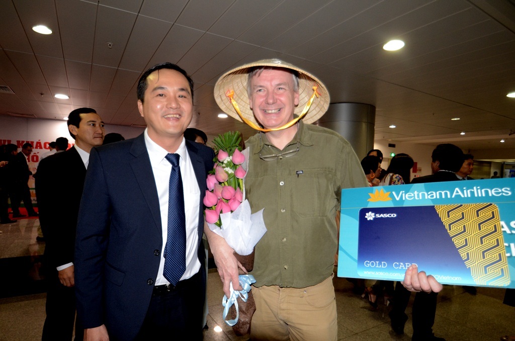 Ông Bùi Tá Hoàng Vũ niềm nở đón chào ông Bilweis Chritophe (Du khách thứ 4.999.999 đến từ Pháp).