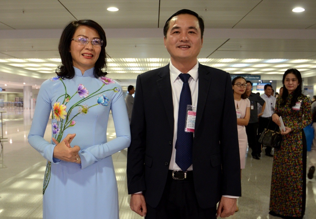 Bà Nguyễn Thị Thu, phó Chủ tịch UBND TPHCM trong tà áo dài truyền thống cùng với ông Bùi Tá Hoàng Vũ, giám đốc Sở Du lịch TPHCM có mặt tại ga quốc tế Tân Sơn Nhất từ rất sớm.