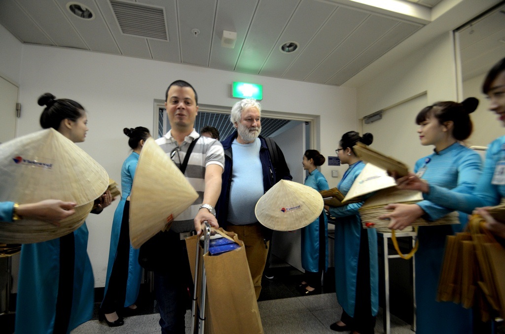 Toàn bộ hành khách trên chuyến bay VN10 từ Pháp đều được nhận quà từ ngành du lịch.