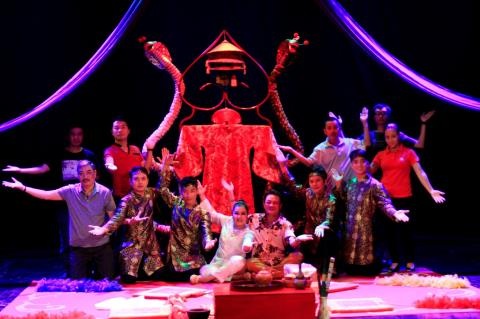 “Lâu đài cát” đạt giải xuất sắc tại liên hoan sân khấu Trung Quốc- ASEAN - 2 Các nghệ sĩ tham gia biểu diễn trong Ngũ biến. Ảnh: H.M