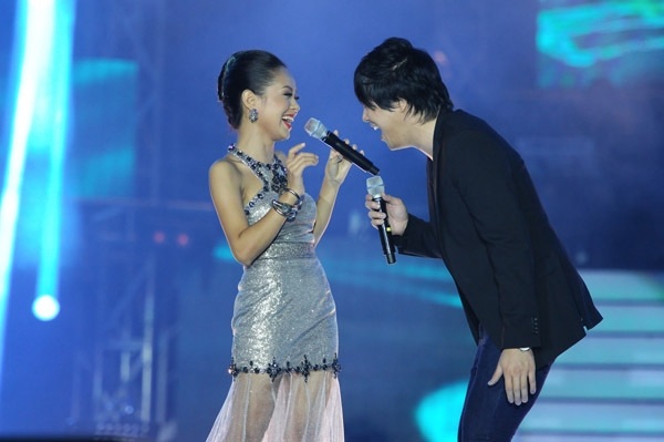 Có nên dừng chương trình Vietnam Idol sau 10 mùa phát sóng? - 3 Hoàng Quyên và Thanh Bùi trên sân khấu Vietnam Idol 2012. Ảnh: TL.