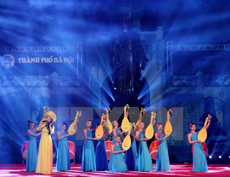 Biểu diễn thời trang trên cầu Thê Húc mừng giải phóng Thủ đô - 3 Ngoài ra khắp địa bàn Hà Nội sẽ có nhiều hoạt động văn hoá - nghệ thuật khác. Ảnh: TL.