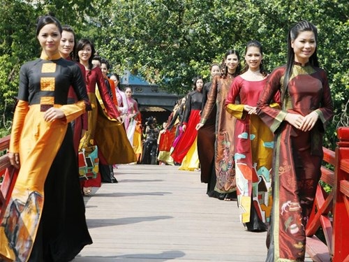 Biểu diễn thời trang trên cầu Thê Húc mừng giải phóng Thủ đô - 1 Biểu diễn thời trang trước cổng đền Ngọc Sơn và cầu Thê Húc sẽ là một trong những hoạt động điểm nhấn. Ảnh: TL.