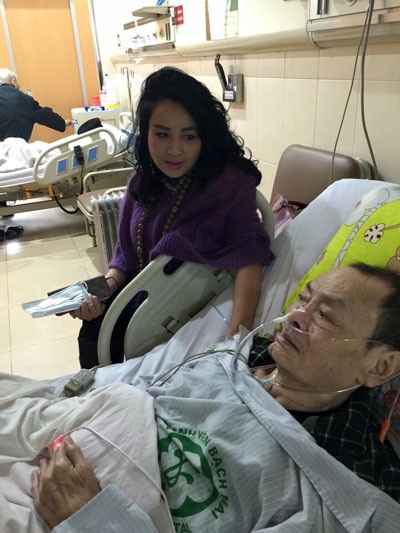 Diva Thanh Lam: “Thầy Tùng toàn yêu gái đẹp, chân dài… thôi” - 2 Diva Thanh Lam trong một lần đến thăm nhạc sĩ Thanh Tùng lúc ông còn chữa bệnh trong bệnh viện. Ảnh: TLam.