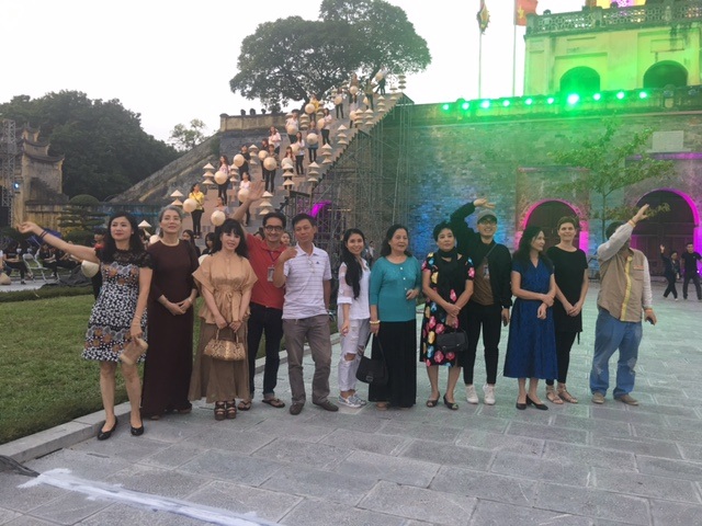 Các nghệ sĩ biểu diễn trên sân khấu.