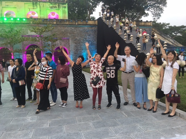 Phút nhí nhảnh của các nghệ sĩ khi được giải lao.