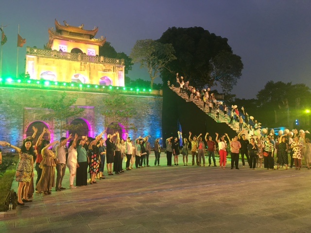 
Toàn cảnh màn biểu diễn của các nghệ sĩ vào buổi trình diễn áo dài sẽ diễn ra vào tối nay 14/10.
