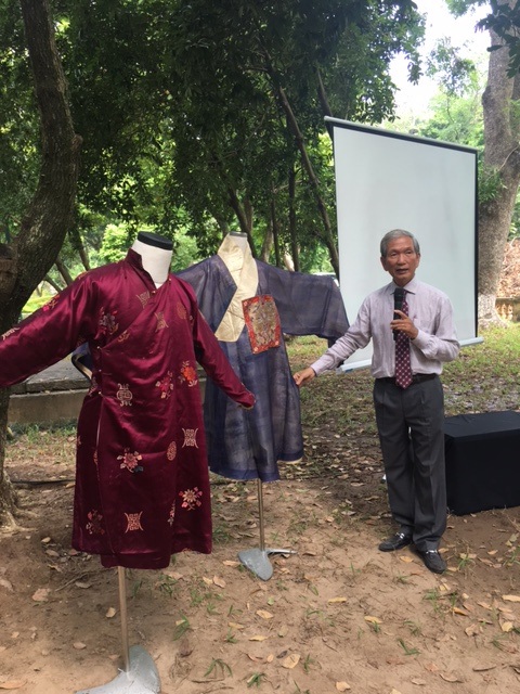 Nhà nghiên cứu Trần Đình Sơn trình bày về sự ra đời của áo dài bằng những bộ áo dài ông đã sưu tầm được. Ảnh: Tùng Long.