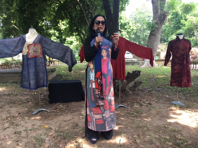 NSND Trà Giang chia sẻ nhiều câu chuyện kỷ niệm về áo dài mỗi lần đi dự liên hoan phim ở nước ngoài. Ảnh: Tùng Long.