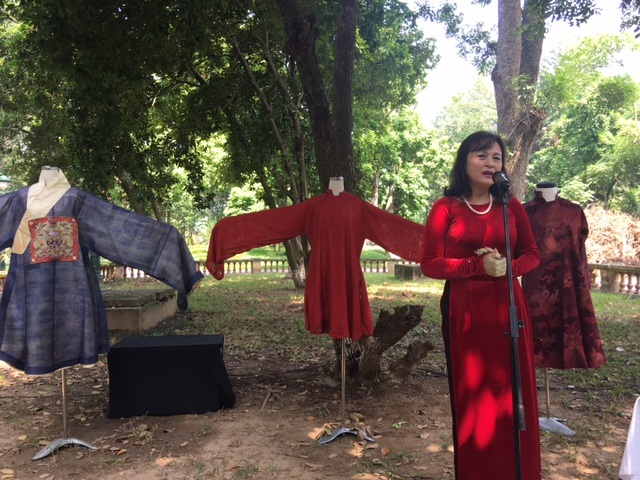 NSND Hoàng Cúc cũng chia sẻ câu chuyện khiến bà vô cùng tự hào mỗi khi khoác lên mình bộ áo dài truyền thống. Ảnh: Tùng Long.