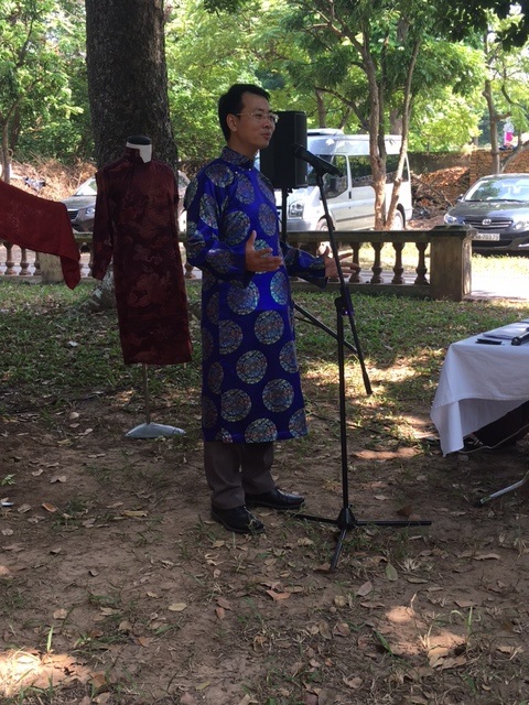 Ông Nguyễn Tiến Đạt đã đưa ra nhiều giải pháp gắn liền áo dài với phát triển du lịch. Ảnh: Tùng Long.