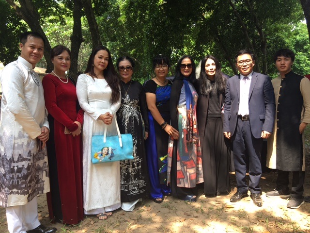 Ông Đỗ Đình Hồng - GĐ Sở Du lịch Hà Nội chụp ảnh lưu niệm cùng các nghệ sĩ, nhà thiết kế và doanh nhân tham dự hội thảo. Ảnh: Tùng Long.