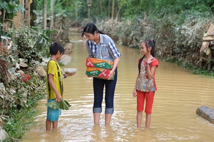 Phan Anh, Ngọc Hân… thức “trắng đêm” vào cứu trợ người dân miền Trung - 2 Hình ảnh này của Ngọc Hân đã khiến nhiều người xúc động. Ảnh: NHD.