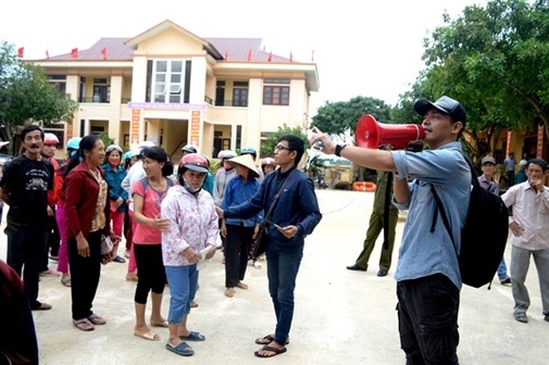 Phan Anh, Ngọc Hân… thức “trắng đêm” vào cứu trợ người dân miền Trung - 3 Hình ảnh MC Phan Anh tập trung người dân tại trụ sở UBND xã để phát quà. Ảnh: PA.