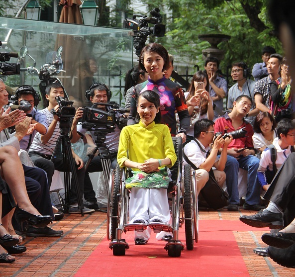 Tôi đẹp, bạn cũng thế! là tác phẩm truyền hình tràn đầy sự tươi tắn, lạc quan về câu chuyện những người khuyết tật làm đẹp cho mình. Ảnh: TL.