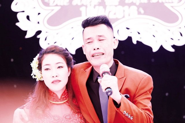 Hiệp Gà và bà xã Diệu Thuý trong đám cười hồi đầu tháng 4/2016. Ảnh: TL.