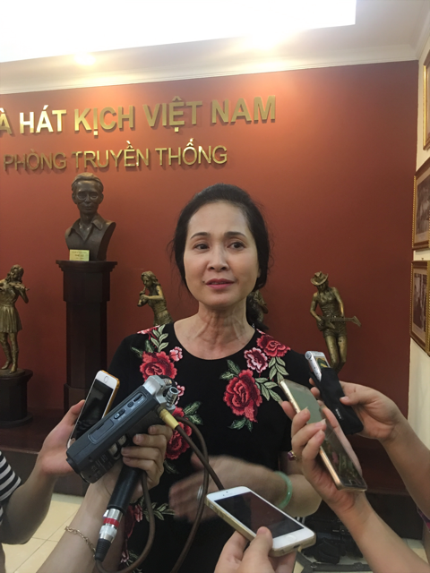 NSND Lan Hương: “Khi sắp về hưu, tôi bâng khuâng và chạnh lòng lắm!” - 1 NSND Lan Hương chia sẻ về cuộc sống sau khi nghỉ hưu trong buổi ra mắt vở kịch Chuyện nàng Kiều. Ảnh: Tùng Long.