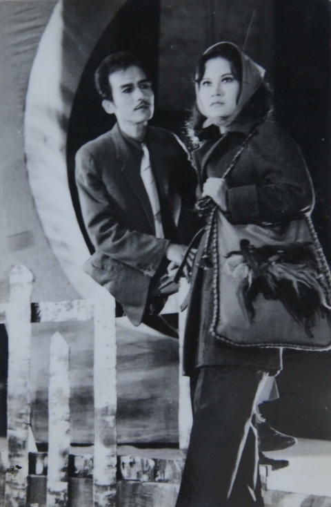 Ảnh hiếm của NSƯT Phạm Bằng trên sân khấu kịch hơn 40 năm trước - 4 Phạm Bằng và nghệ sĩ Mỹ Dung trong vở Hoa anh túc (1977) - vở diễn nói về cuộc kháng chiến ở Bulgarian.