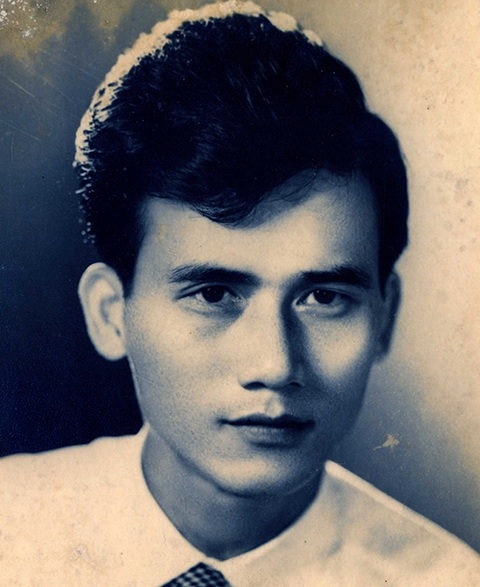 Ảnh hiếm của NSƯT Phạm Bằng trên sân khấu kịch hơn 40 năm trước - 1 Vốn có dáng người người cao, khuôn mặt đẹp trai theo kiểu sắc sảo và cá tính, nên thời trẻ nghệ sĩ Phạm Bằng thường được giao các vai tư sản, phản động hay cường hào ác bá thời phong kiến. Ảnh: Hoàng Linh.