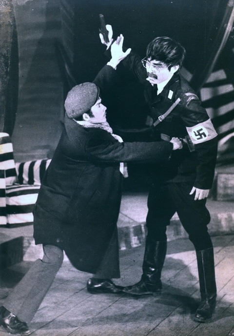 Ảnh hiếm của NSƯT Phạm Bằng trên sân khấu kịch hơn 40 năm trước - 6 Nghệ sĩ Phạm Bằng và nghệ sĩ Thế Anh trong vở Hoa anh túc.