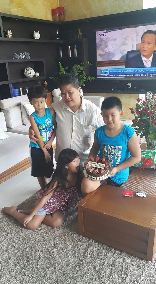 Đạo diễn Phước Sang: “Tôi bây giờ như người mới qua cơn bạo bệnh” - 1 Phước Sang chia sẻ, hai cậu con trai vẫn ở với anh kể từ khi vợ chồng anh chia tay. Ảnh: NVCC.