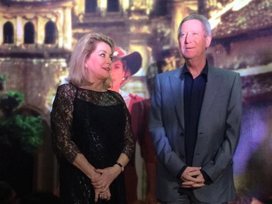 Ngôi sao phim “Đông Dương” gặp gỡ các nhà làm phim và khán giả Việt Nam - 2 nữ diễn viên Catherine Deneuve và đạo diễn Régis Wargnier. Ảnh: Hoà Nguyễn.