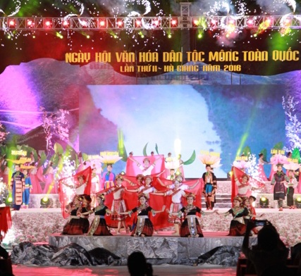 Các thiếu nữ người Mông hiện ra sặc sỡ trong phong cảnh núi đồi hùng vĩ.