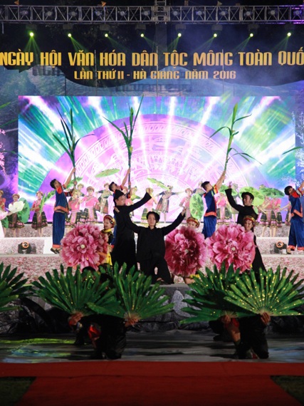 Những tục lệ truyền thống của người Mông trong năm.