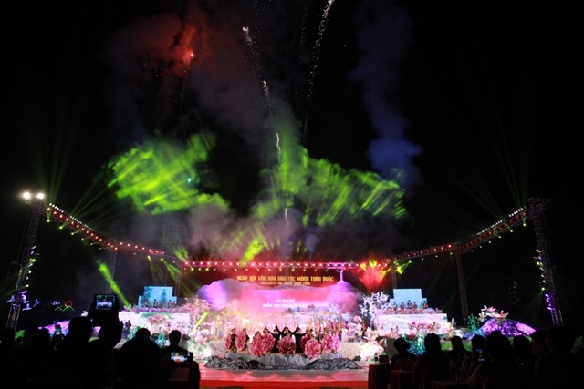 Đêm hội kết thúc trong những sắc màu lung linh và giai điệu rộn ràng của người Mông.​