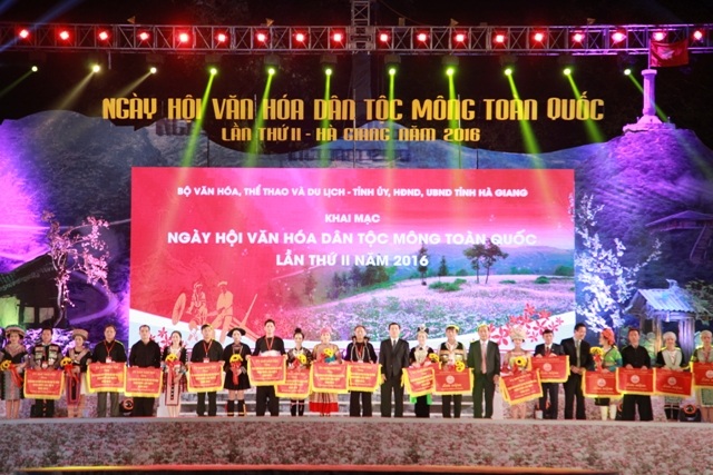 Ban tổ chức trao cờ cho các đoàn nghệ nhân đến từ các tỉnh trong cả nước.