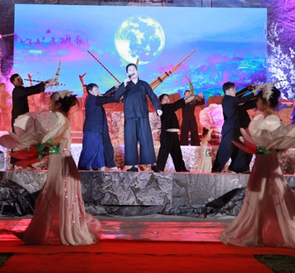 Nghệ sĩ Lương Huy hát Tiếng khèn đêm trăng.