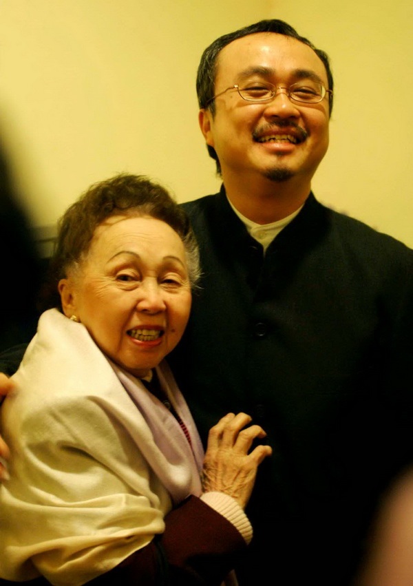 NSND Thái Thị Liên và con trai là NSND Đặng Thái Sơn. Ảnh: TL.