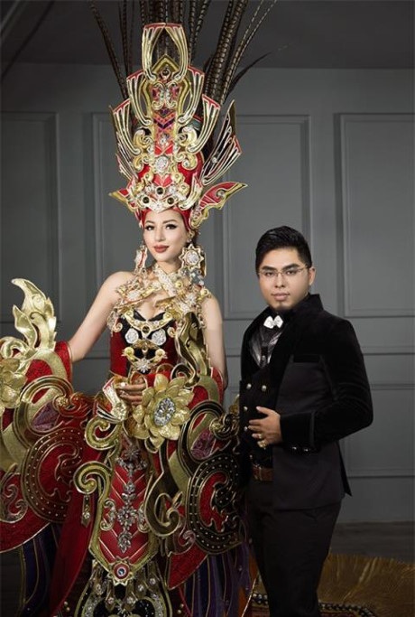 Những ngộ nhận sai lầm về trang phục dân tộc trên đấu trường nhan sắc - 1 Nhà thiết kế Lê Long Dũng và bộ trang phục dân tộc của Khá Ngân mang đi dự thi Hoa hậu Siêu quốc gia 2016. Ảnh: TL.