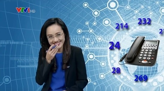 BTV Hoài Anh nói gì khi vô tình bật cười trên sóng Thời sự? - 1 Hoài Anh lấy tay che miệng khi bật cười theo phản xạ tự nhiên. Ảnh: VNN.